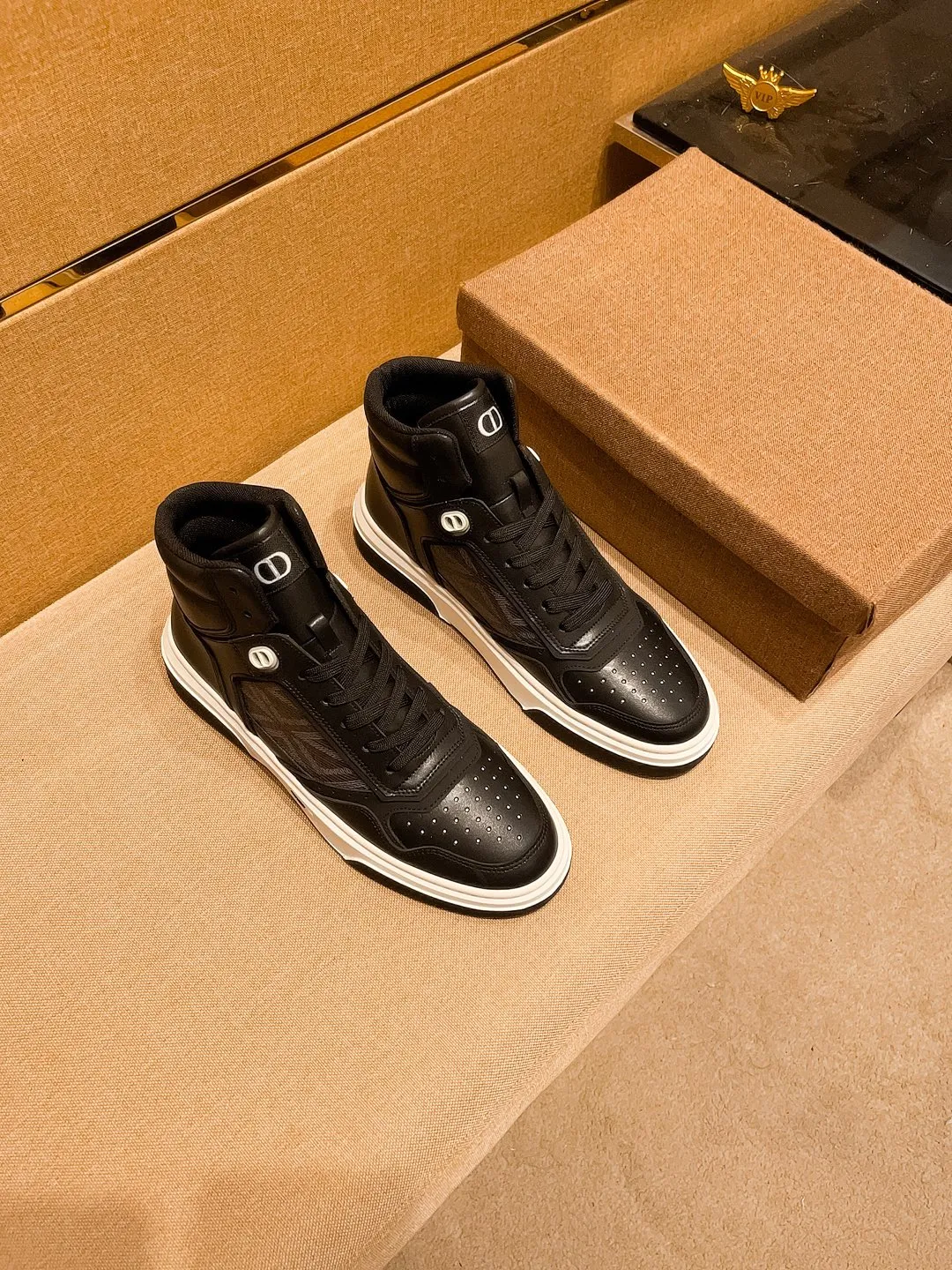 Men's shoes💰 480💰[Dior]🔥 High-end men's shoes brand official website 1:1 latest masterpiece: the upper is made of Italian imported first-layer cowhide with a comfortable and breathable lining➕original non-slip and wear-resistant outsole🔥, making walking more convenient and comfortable! An exclusive new model, a stunning work, a beautiful 1:1 replica [color] compared to the official quality! Create a fashionable personality to set off your uniqueness! A must-have for trendy men! Classic 🔥Size: 38-44 Color: 🔥 2⃣️colors available🔥.